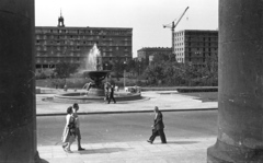 Lengyelország, Varsó, látkép a Kultúra és Tudomány Palotájától a ulica Swietokrzyska felé., 1958, Lencse Zoltán, szökőkút, Fortepan #54701