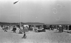 Lengyelország, Sopot, Strand., 1958, Lencse Zoltán, szélfogó fülke, homok, Fortepan #54722