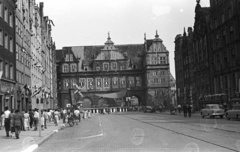 Lengyelország, Gdańsk, Hosszú Piac (Dlugi Targ), Zöld Kapu (Brama Zielona)., 1958, Lencse Zoltán, kapu, Moszkvics 407, AWZ P70 Zwickau, Regnier van Amsterdam-terv, Hans Kramer-terv, Manierizmus, Fortepan #54728