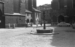 Lengyelország, Krakkó, Plac Mariacki, balra a Mária templom., 1958, Lencse Zoltán, Bazilika, katolikus, torony, gótika, Skoda Octavia, tégla-gótika, Jan Budziłło-terv, Franciszek Kalfas-terv, Fortepan #54748