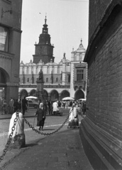 Lengyelország, Krakkó, Rynek Glówny a város főtere, szemben a Posztócsarnok (Sukiennice)., 1958, Lencse Zoltán, emlékmű, neogótika, reneszánsz, AWZ P70 Zwickau, vásárcsarnok, szoborcsoport, világörökség, Adam Mickiewicz-ábrázolás, Teodor Rygier-terv, csúcsív, Fortepan #54749