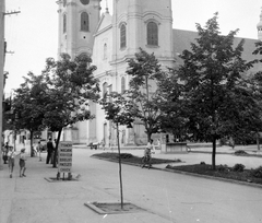 Hungary, Gyöngyös, Fő tér, Szent Bertalan-templom., 1948, Gyöngyi, bicycle, ad pillar, handbarrow, Fortepan #5475