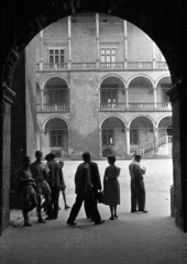 Lengyelország, Krakkó, Királyi Palota (Wawel) udvara., 1958, Lencse Zoltán, korlát, átjáró, Fortepan #54752