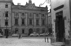 Lengyelország, Krakkó, Rynek Glówny a város főtere, szemben a Zbaraski (Potocki)-palota a Posztócsarnok mellől nézve., 1958, Lencse Zoltán, lengyel gyártmány, automobil, FSO-márka, Mikrus MR-300, FSO Warszawa, Fortepan #54755