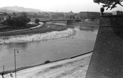 Lengyelország, Krakkó, kilátás a Királyi Palotából (Wawel) a Visztula (Wisła) folyóra, távolban a Kosciuszko-domb (Kopiec Kościuszki)., 1958, Lencse Zoltán, folyópart, fürdőzés, Fortepan #54758