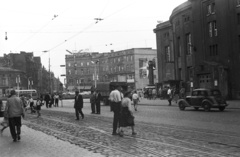 Lengyelország, Katowice, ulica Warszawska a Rynek felé nézve, jobbra a Sziléziai színház., 1958, Lencse Zoltán, utcakép, járókelő, életkép, Fortepan #54765