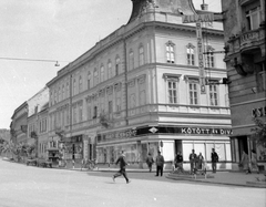 Magyarország, Nagykanizsa, Fő (Lenin) út, szemben a Deák Ferenc tér - Csengery (Béke) út sarkán az egykori Takarékpénztár palotája., 1960, Gyöngyi, kerékpár, cégtábla, utcakép, életkép, neonreklám, rendőr, hirdetőoszlop, üzletportál, újságárus, kézikocsi, pavilon, Állami Biztosító, Fortepan #5479