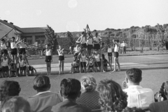 Magyarország, Budapest III., Seregély utca, az MMG (Mechanikai Mérőműszerek Gyára) sportpályája., 1958, Lencse Zoltán, torna, Budapest, emberi piramis, Fortepan #54796