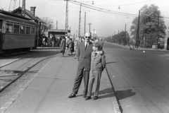 Magyarország, Budapest XIV., villamosmegálló a Mexikói úton, jobbra az Erzsébet királyné út torkolata., 1959, Lencse Zoltán, villamos, villamosmegálló, Budapest, karok a vállon, Fortepan #54827