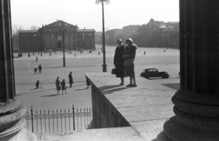 Magyarország, Budapest XIV., Hősök tere a Szépművészeti Múzeum oszlopcsarnokából nézve., 1960, Lencse Zoltán, múzeum, automobil, Budapest, Fortepan #54830