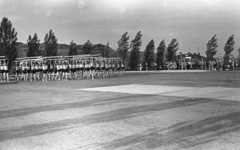 Magyarország, Budapest III., Seregély utca, az MMG (Mechanikai Mérőműszerek Gyára) sportpályája. Jobbra a távolban a margitszigeti víztorony látszik., 1958, Lencse Zoltán, torna, szél, Budapest, Fortepan #54840