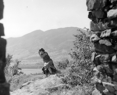 Magyarország, Medves-fennsík, a vulkáni csúcson álló Salgó vára, kilátás a Karancs-hegy felé., 1953, Gyöngyi, kirándulás, kilátás, látcső, zokni, hölgy, szoknya, blúz, Fortepan #5485