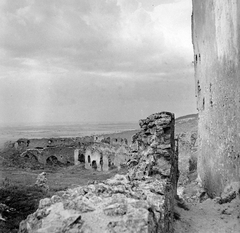 Hungary, Sümeg, Vár, a külső vár és a keleti várfal az öregtorony felől., 1948, Gyöngyi, picture, ruins, Fortepan #5488