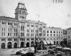 Italy, Trieste, Piazza dell'Unita d'Italia (Piazza Francesco Giuseppe), szemben a Városháza (Palazzo Comunale, Palazzo di Municipio). A felvétel 1880-ban készült., 1900, Jurányi Attila, market, monument, square, street view, public building, Austro-Hungarian Empire, Giuseppe Bruni-design, Fortepan #54902