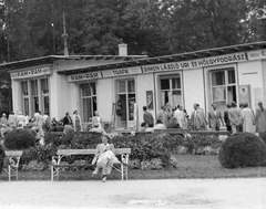 Hungary, Hévíz, a mai Schulfoff Vilmos sétány, a fürdő bejárati épülete., 1948, Gyöngyi, tobacco shop, store display, hairdresser, bench, Fortepan #5492