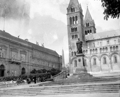 Magyarország, Pécs, Szent Péter- és Szent Pál-székesegyház., 1950, Gyöngyi, szobor, emlékmű, Bazilika, címer, pad, katolikus, neoromán építészet, székesegyház, Szepesy Ignác-ábrázolás, ferde, Fortepan #5493