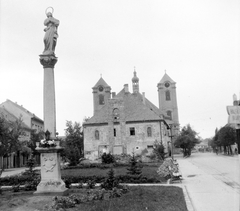 Magyarország, Gyöngyös, a Szent Bertalan utca a Szent Bertalan templom mögött., 1950, Gyöngyi, szobor, emlékmű, vörös csillag, Fortepan #5496