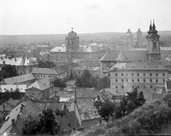 Magyarország, Eger, előtérben a Kis Zsinagóga, távolabb a Líceum és a Főszékesegyház, jobbra a Minorita templom a Dobó István (Kossuth) téren., 1951, Gyöngyi, templom, Bazilika, háztető, barokk-stílus, épület, kilátás, középület, klasszicizmus, székesegyház, Hild József-terv, Josef Ignaz Gerl-terv, Fellner Jakab-terv, Grossmann József-terv, Fortepan #5498