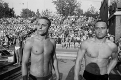 Magyarország, Margitsziget, Budapest, Hajós Alfréd Nemzeti Sportuszoda, Szilárd Zoltán és Kádas Géza úszók az FTC 50 éves jubileuma alkalmából rendezett versenyen., 1949, Kovács Márton Ernő, sport, úszás, közönség, kettős portré, sportoló, izom, híres ember, Fortepan #54989