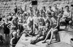 Croatia, Opatija, Angiolina fürdő., 1932, Magyar Bálint, bathing suit, sunshades, tableau, bathing, squatting, arms crossed over the chest, stretched legs, Fortepan #55260