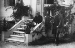 Italy, Merano, 1907, Magyar Bálint, hat, men, walking cane, coat, suit, double-breasted coat, sitting on stairs, Fortepan #55283