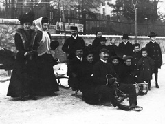 Hungary, Budapest II., Szemlőhegy utca a Rómer Flóris (Zárda) utca torkolatánál., 1909, Magyar Bálint, hat, winter, snow, women, men, sledge, gloves, kids, cap, headscarf, winter coat, fur, Budapest, Fortepan #55288