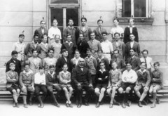 Hungary, Budapest I., Verbőczy István (később Petőfi Sándor) Gimnázium udvara., 1932, Magyar Bálint, class photo, tableau, Budapest, Fortepan #55332