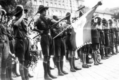 Hungary, Budapest VIII., Kerepesi út, a Keleti pályaudvar érkezési oldala, Magyar Pál (balról a harmadik) a lengyelországi cserkész jamboree után., 1935, Magyar Bálint, flag, scouting, maidenhair, Budapest, Fortepan #55338