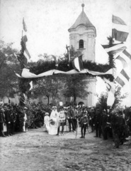 Szlovákia, Marcelháza, Kurtakeszi (ekkor önálló, ma a község része), Keresztelő Szent János-templom. Fáy István főispán, országgyűlési képviselő esküvője., 1904, Magyar Bálint, esküvő, templom, zászló, menyasszony, vőlegény, díszmagyar, politikus, Fortepan #55358