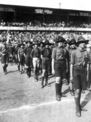 Magyarország, Budapest IX., Üllői út, FTC stadion, cserkész ünnepség., 1931, Magyar Bálint, cserkész, futballpálya, FTC, Herz Szalámigyár, Magyar Ruggyantaárugyár, Budapest, gumiipar, Fortepan #55367