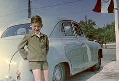 Magyarország, Budapest X., Albertirsai út, parkoló a vásár főbejáratánál. Skoda 1200 Sedan személygépkocsi., 1959, Fortepan, portré, színes, csehszlovák gyártmány, Skoda-márka, fiú, automobil, Skoda 1200, Budapest, hátratett kéz, Fortepan #5538