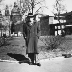 Magyarország, Budapest V., Erzsébet (Sztálin) tér, háttérben a MÁVAUT autóbusz-pályaudvar és a Bazilika., 1950, Magyar Bálint, kalap, aktatáska, férfi, kabát, buszpályaudvar, Budapest, autóbuszállomás, zsebredugott kéz, dupla soros kabát, Nyiri István-terv, Fortepan #55381