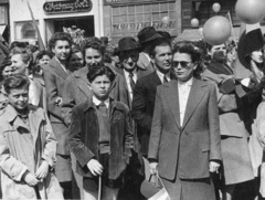 Hungary, Budapest VII., Baross tér, május 1-i felvonulók, háttérben a 16. számú ház., 1955, Magyar Bálint, march, baloon, 1st of May parade, Budapest, Fortepan #55383