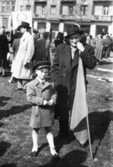 Hungary, Budapest VIII., Teleki László tér, háttérben a 16. és 15. számú ház., 1954, Magyar Bálint, Budapest, hat, kid, flag, coat, double-breasted coat, peaked cap, glasses, old person, Fortepan #55384