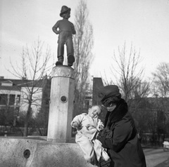 Hungary, Városmajor, Budapest XII., Hüvelyk Matyi szobra (Telcs Ede, 1934.), háttérben a Ignotus (Klára) utca házai., 1936, Magyar Bálint, sculpture, Budapest, Tom Thumb-portrayal, Ede Telcs-design, Fortepan #55405