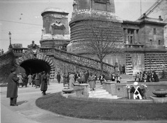 Magyarország, Budapest I., Erzsébet híd budai hídfő, Hungária ivóforrás., 1937, Magyar Bálint, kút, hídfő, eklektikus építészet, Budapest, függőhíd, Kherndl Antal-terv, Czekelius Aurél-terv, Fortepan #55412