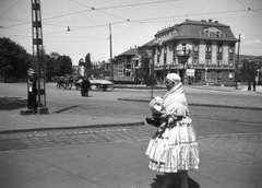 Hungary, Budapest XII.,Budapest II., Szilágyi Erzsébet (Olasz) fasor - Városmajor utca találkozása, szemben a Rhédey utca torkolata., 1936, Magyar Bálint, folk costume, Budapest, Fortepan #55423