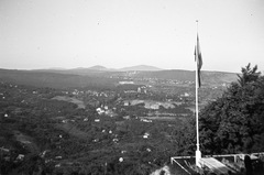 Magyarország, Mecsek, Pécs, kilátás a Dömörkapui Turistaház teraszáról Pécsbánya városrész felé., 1935, Magyar Bálint, zászló, látkép, zászlórúd, Fortepan #55429