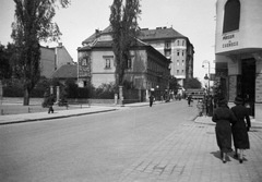 Magyarország, Budapest XII., Csaba utca a Hajnóczy József (Bors) utcától a Krisztina körút felé nézve., 1937, Magyar Bálint, élelmiszerbolt, villamos, Budapest, Fortepan #55446