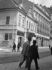 Magyarország, Budapest V., Piarista (Kötő) utca, előtérben a Péterffy-palota (később itt található a Százéves Étterem), mögötte a Vasudvar. Balra a Galamb utca torkolata., 1934, Magyar Bálint, Budapest, Fortepan #55467