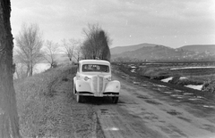 Magyarország, Verőce, (Nógrádverőce), a 12. számú főút a település környékén. Tatra 57B személygépkocsi., 1959, Fortepan, csehszlovák gyártmány, Tatra-márka, látkép, országút, automobil, rendszám, Tatra 57B, Fortepan #5547