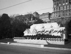 Magyarország, Budapest I., Dózsa György (Palota) tér, Ligeti Miklós alkotása (1937), a Lovas tüzérek hősi emlékműve (később Dózsa György szobra került a helyére). Mögötte a Lovarda, a főőrségi épület és a Királyi Palota (később Budavári Palota)., 1939, Magyar Bálint, emlékmű, Budapest, Fortepan #55510