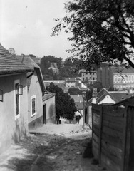 Magyarország, Tabán, Budapest I., Kőműves utca, jobbra a Holdvilág utca torkolata, háttérben a várkert., 1920, Magyar Bálint, Budapest, Fortepan #55523