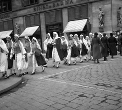 Magyarország, Budapest V., Deák Ferenc utca torkolata a Deák Ferenc térnél., 1939, Magyar Bálint, életkép, népviselet, Budapest, Fortepan #55536