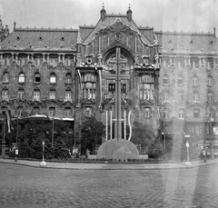 Magyarország, Budapest V., Széchenyi István (Ferenc József) tér, háttérben a Gresham-palota. A felvétel az Eucharisztikus Világkongresszus idején készült., 1938, Magyar Bálint, szálloda, szecesszió, palota, Budapest, Quittner Zsigmond-terv, Vágó József-terv, Art Nouveau, Fortepan #55537