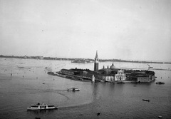 Olaszország, Velence, látkép a Szent Márk-székesegyház harangtornyából, San Giorgio Maggiore sziget, háttérben a Lido., 1934, Magyar Bálint, hajó, sziget, Fortepan #55550