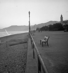 Olaszország, Bordighera, tengerparti sétány (Lungomare Argentina), jobbra a Szeplőtelen fogantatás vagy a Szentföld temploma., 1939, Magyar Bálint, utcabútor, korlát, sétány, lámpaoszlop, pad, Fortepan #55553