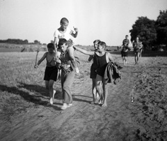 1935, Magyar Bálint, sitting on the shoulders, Fortepan #55573