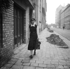 Hungary, Budapest XII., Hajnóczy József (Bors) utca a Krisztina körút felé nézve., 1937, Magyar Bálint, portrait, street view, briefcase, badge, lady, skirt, vest, Budapest, Fortepan #55580