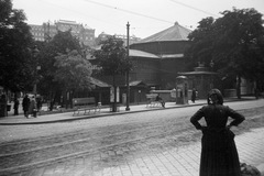 Hungary, Budapest I., Krisztina körút, Budai Színkör. Háttérben a József főhercegi palota a budai Várban., 1936, Magyar Bálint, theater, phone booth, public toilet, bench, Budapest, akimbo, Fortepan #55592